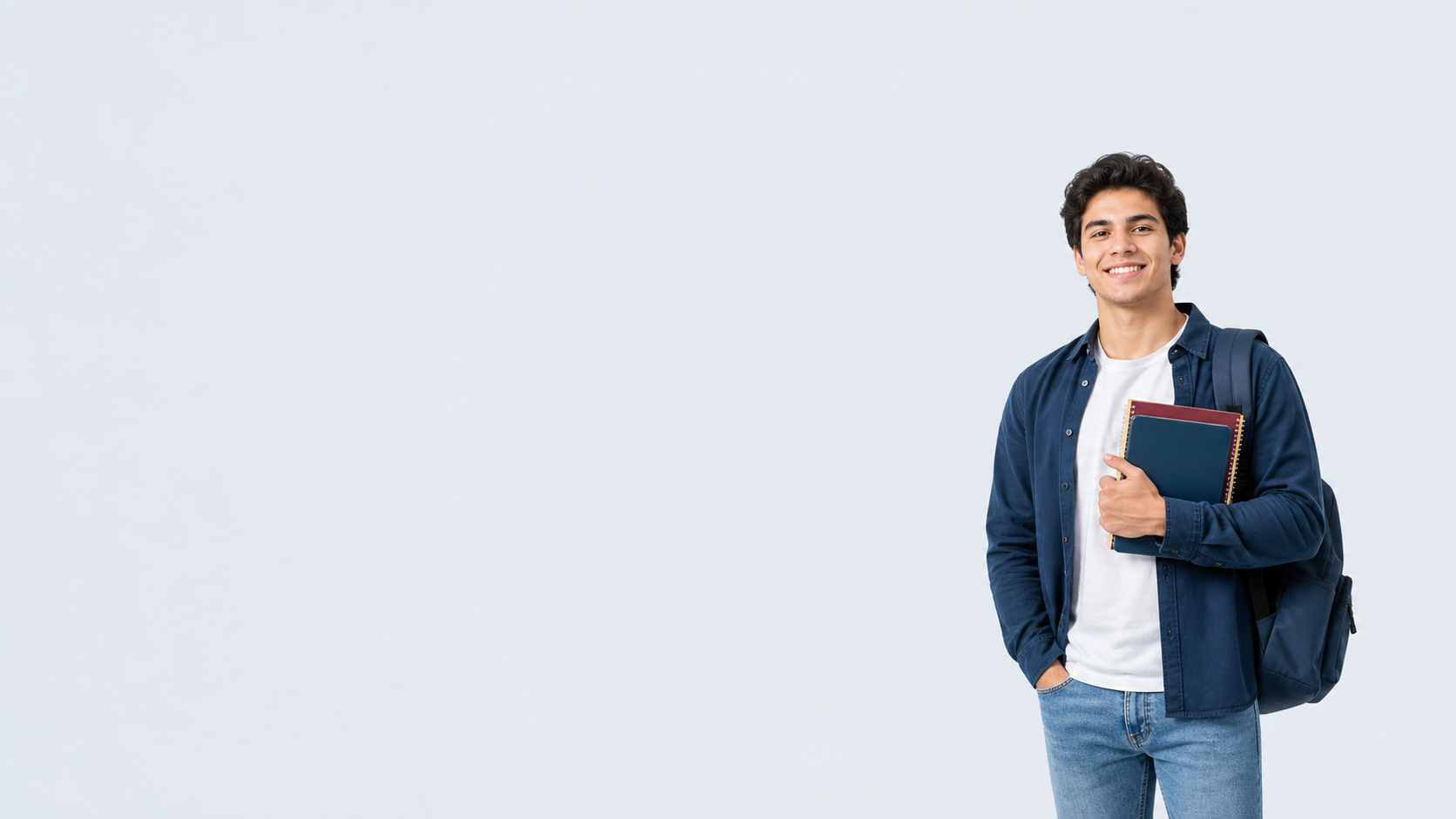 Estudiante sonriente con cuadernos representando educación online flexible